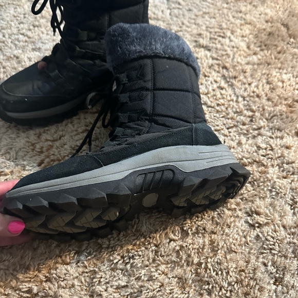 Ladies winter boots nice and warm . Good condition. - Picture 2 of 3